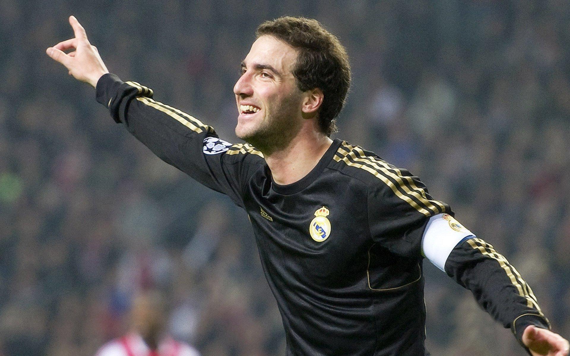 拉菲尼亚横传造险，巴尔韦德倒地解围引争议，裁判未判点球引发热议