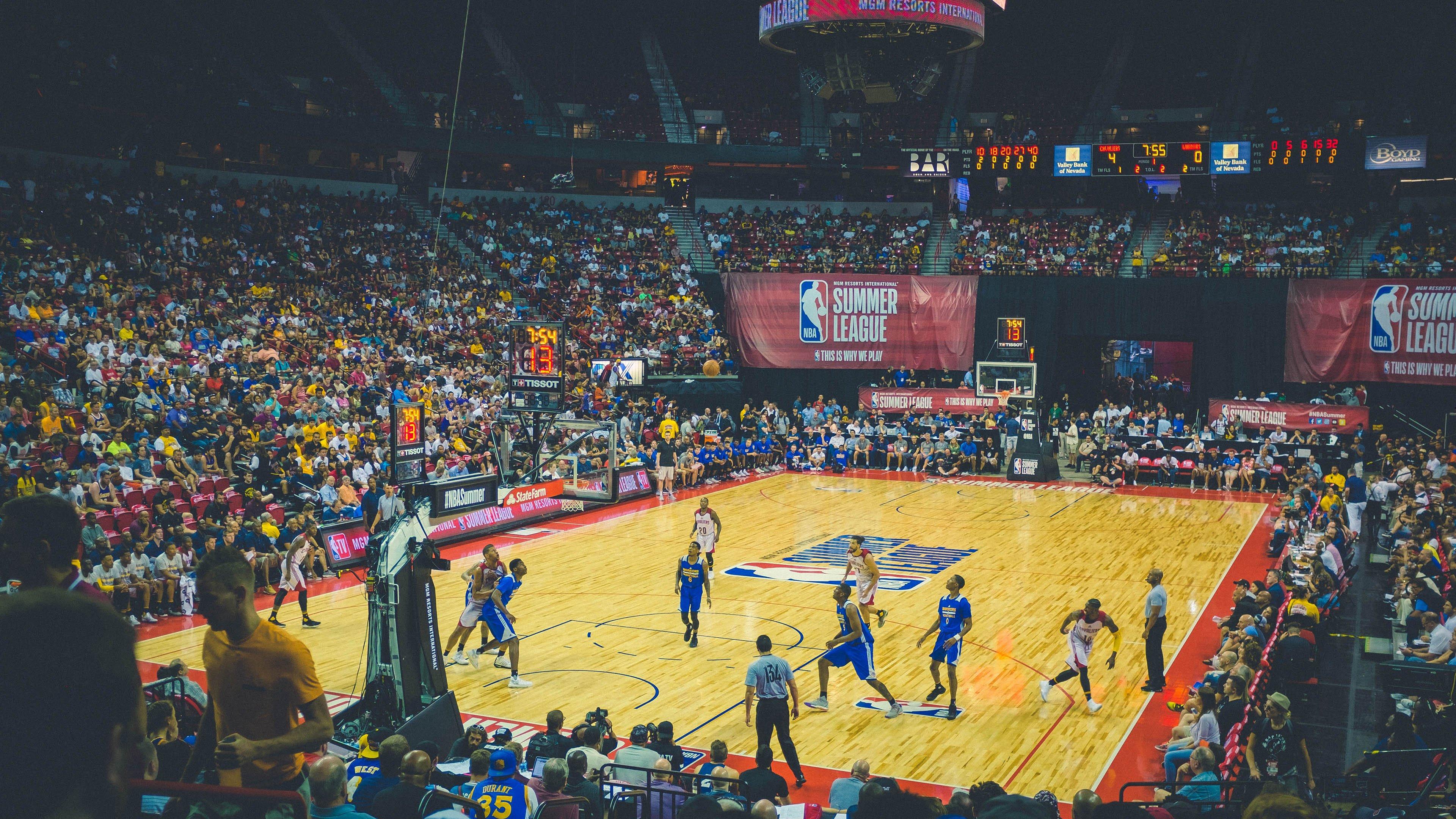 红魔4月最佳花落谁家?马奎尔、B费、卡塞米罗与新星约罗上演终极对决