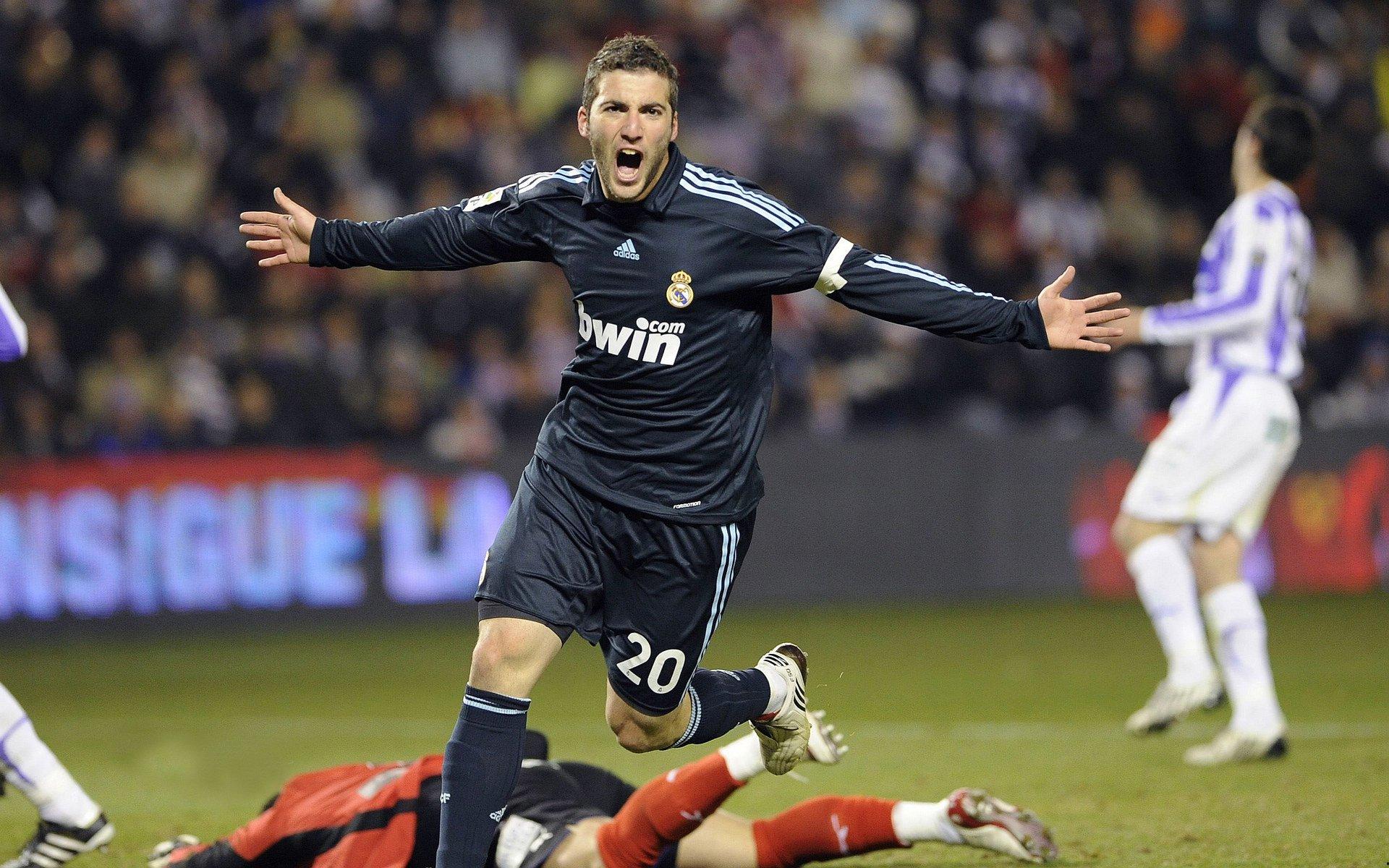 绿茵奇迹!35岁什琴斯尼退役225天复出,三冠加冕诠释不朽传奇