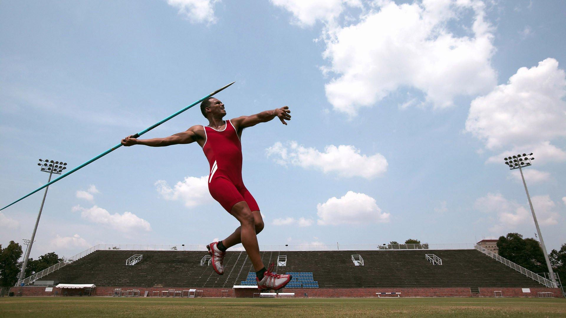 中国国家男子足球队启程雅加达，25名球员全力备战关键赛事