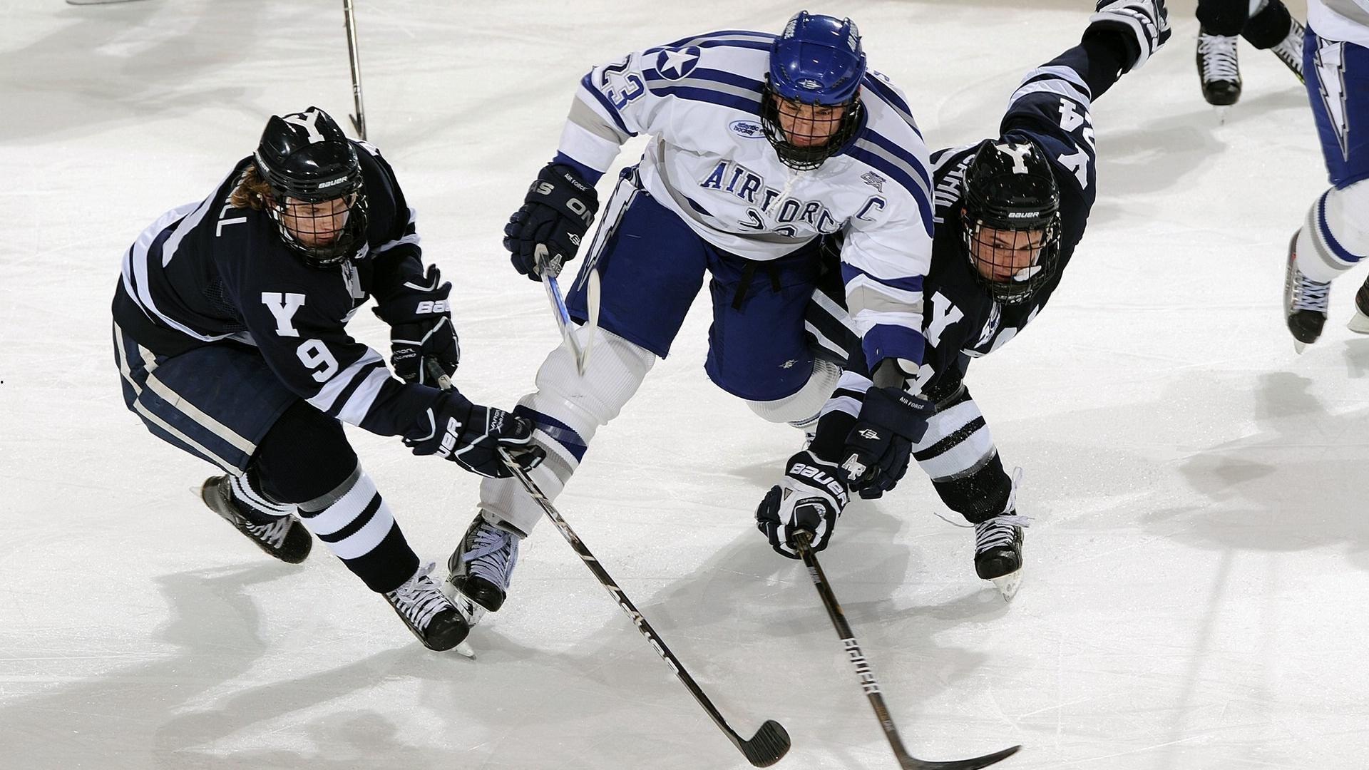 穆迪揭秘勇士更衣室独特纽带，卢尼引领入门瑜伽，两人日常练习成佳话